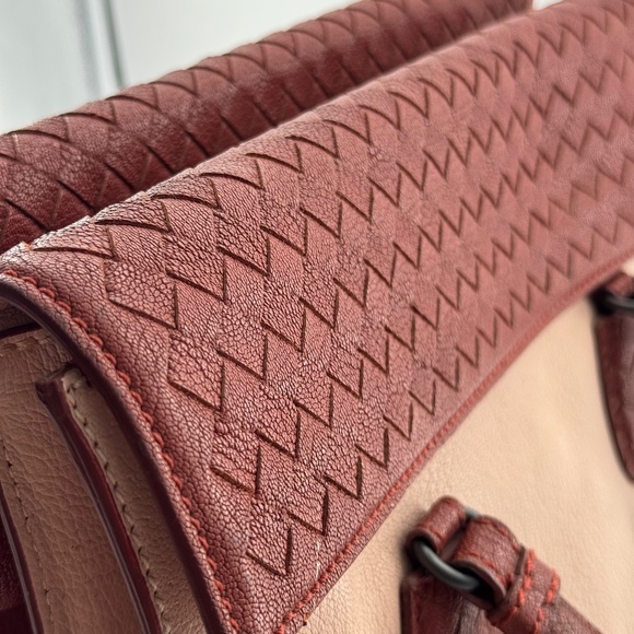 Bottega Veneta Two-Tone Leather Tote Bag with Intrecciato Details - Picture 6 of 14